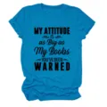 Comfortabel helderblauw dames t-shirt met korte mouwen en grappige Engelse tekstprint top. - Meerblauw (Zwart Lettertype) / S