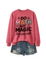 Detailansicht des roten Crewneck-Sweatshirts mit Mathe-Slogan-Grafik kombiniert mit Shorts. - S / Oberteile / Rot (Schwarzes Muster)
