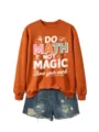 Detailansicht eines orangefarbenen Damen Langarm Sweatshirts mit Print und Jeans-Shorts. - S / Oberteile / Gebranntes Orange (Weiße Grafik)
