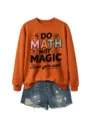 Detailaufnahme des orangefarbenen Sweatshirts mit Grafikprint und coolen Jeans-Shorts. - S / Oberteile / Gebranntes Orange (Schwarze Grafik)