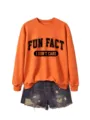 Sweat-shirt orange à motif fun fact associé à un short en jean déchiré, pull décontracté. - Sweat-shirt Orange (Police Noire)