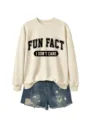 Vue détaillée de ce sweat-shirt décontracté avec imprimé tendance et short en denim. - Sweat-shirt Sable (Police Noire)