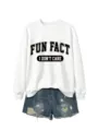 Vue détaillée du sweat-shirt blanc avec texte sur la poitrine et short en jean assorti. - Sweat-shirt Blanc (Police Noire)