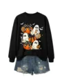 Detailansicht Damen Halloween Sweatshirt mit niedlichem Geist und Kürbis Print mit Jeansshorts. - Schwarzes Sweatshirt (Weißes Textmuster)