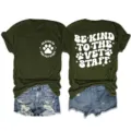 Maglietta verde casual da donna a maniche corte con stampa veterinaria e pantaloncini jeans. - Taglia S / Sopra (Carattere bianco) / Verde militare