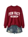 Détail rapproché du sweat rouge avec impression de slogan et short en jean stylé. - Sweat-shirt Bordeaux (Police Blanche)