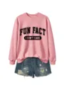 Gros plan sur le sweat rose avec impression de lettres amusantes et short en jean assorti. - Sweat-shirt Or Rose (Police Noire)