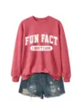 Sweat-shirt rouge à col rond avec short en jean déchiré pour tenue décontractée. - Sweat-shirt Rouge (Police Blanche)