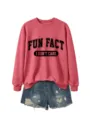 Vue détaillée du sweat-shirt rouge avec impression de slogan élégante et short en denim. - Sweat-shirt Rouge (Police Noire)