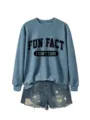 Sweatshirt bleu décontracté avec imprimé amusant et short en denim déchiré, vue détaillée. - Sweat-shirt Bleu (Police Noire)