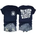 Vista dettagliata della t-shirt blu scuro dello staff veterinario con impronte di zampe. - Taglia S / Top / Blu Notte