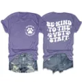 Maglietta viola a maniche corte con stampa veterinaria e shorts di jeans alla moda. - Taglia S / Top / Viola (Carattere Bianco)