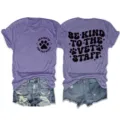 Vista dettagliata della t-shirt viola a maniche corte con testo veterinario e pantaloncini. - Taglia S / Top / Viola (Carattere Nero)