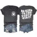 Maglietta grigia scura con slogan veterinario e pantaloncini di jeans vista dettagliata. - Taglia S / Top / Grigio Melange Scuro (Carattere Bianco)