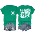 Vista dettagliata della t-shirt verde a maniche corte con bella stampa e pantaloncini. - Taglia S / Top / Verde Scuro (Carattere Bianco)