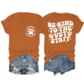 Maglietta casual da donna a maniche corte girocollo con stampa veterinaria e pantaloncini di jeans. - Taglia S / Top / arancio bruciato (scritta bianca)