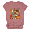 Close-up detail van de vintage herfst leraar grafische print op zacht roze stof korte mouw top. - S / Rozegoud (Zwarte Tekst)