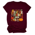 Detailopname van het bordeauxrode t-shirt met korte mouwen, leraar print en herfstdetails. - S / Wijnrood (Witte Tekst)