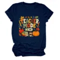 Close-up detail van de vintage leraar herfst grafische print op het navy t-shirt. - Marineblauw (Witte Tekst) / S