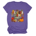 Detailaufnahme des Teacher Mode On Grafikdrucks und der Herbstelemente auf dem lila T-Shirt. - Paars (Witte Tekst) / S