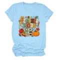 Gedetailleerd overzicht van het lichtblauwe teacher mode korte mouwen t-shirt met vintage print. - Lichtblauw (Zwarte Tekst) / S
