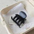 Pinza de pelo negra mate para mujer, pinza de tiburón minimalista para peinados elegantes. - Resorte Redondo 5cm / Negro mate