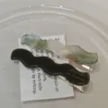 Retro acetate wave hair clips detail shot, elegant black and green marbled side hairpins. - Green-6cm