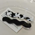 Retro acetate wave hair clip for women, elegant side bang pin and chic hair accessories for daily wear. - Black and White-6cm