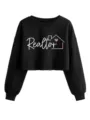 Detalle de cerca de la sudadera crop negra con texto Realtor blanco y corazón rosa. - S / Tops / Negro