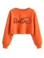 Detalle en primer plano de la sudadera naranja con estampado Realtor y gráfico de corazón. - S / Tops / Naranja