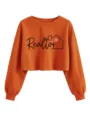 Primer plano detallado de la sudadera corta naranja para mujer con gráfico de realtor. - Naranja Quemado