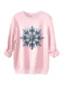 Detail van het sprankelende blauwe pailletten sneeuwvlokmotief op de gezellige roze trui. - Roze