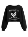 Primer plano detallado de la sudadera corta negra con gráfico de gallo y texto. - S / Tops / Negro