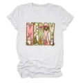 Nahaufnahme Detail des weißen Damen Rundhals Kurzarm T Shirts mit rosa Weihnachtsgrafik. - S / Oberteile / Weiß