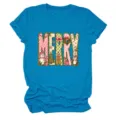 Nahaufnahme des lebendigen blauen Kurzarm-T-Shirts mit festlicher MERRY-Weihnachtsgrafik. - S / Oberteile / Seeblau