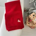 Roter gestrickter Kinder Winterschal mit süßer Hunde Stickerei, warmes Winteraccessoire. - Schal / Rot