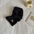 Kinderschal schwarz Strick Variante, süßes Hundebestickungsdesign, warme bequeme Kleidung. - Schal / Schwarz