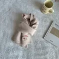 Bezaubernder Kinder Strickschal in Beige mit süßer Hunderstickerei für warme Wintertage. - Schal / Beige