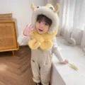 Dettaglio del simpatico cappello invernale in peluche per bambini, design caldo con paraorecchie. - Aragosta Gialla