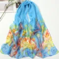 Blauer Chiffon Schal mit Pfau Blumen Druck, ideal für sommerlichen Strand und Accessoire. - Pfauenhimmelblau