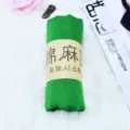 Sciarpa tinta unita in cotone e lino verde arrotolata con fascia di carta, protezione solare estiva. - Verde Smeraldo