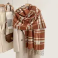 Gemütlicher Karo-Schlauchtuch-Schal aus Kaschmir-Imitat für Damen, weich und warm. - Blutorange