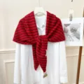 Rood-zwarte gestreepte driehoekssjaal, stijlvolle gebreide omslagdoek voor dames, herfst modeaccessoire. - Rood Zwart Streep
