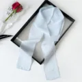 Hellblaue einfarbige lange Seidenschal, elegantes Haarband oder Taschenaccessoire für Frauen. - Hellblau