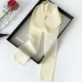 Einfarbiges langes dünnes Seidentuch, elegantes Haarband und Taschenaccessoire für den Sommer. - Gansgelb