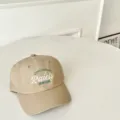Gedetailleerd overzicht van de beige kinder sneldrogende zachte top honkbalpet met chique borduursel. - Hoofdomtrek 50-52cm / Khaki
