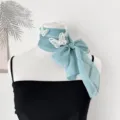 Sciarpa in seta chiffon stretta e lunga con dettagli di farfalle ricamate bianche. - Sciarpa Tre Farfalle - Blu Lago