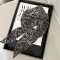 Κομψό μεταξωτό τριγωνικό μαντήλι με μοτίβο paisley και λεπτή δαντελωτή μπορντούρα, μαλακό και ελαφρύ. - Τριγωνικό Μαντήλι Δαντέλας / Illusion Paisley Μαύρο