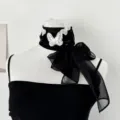 Sciarpa girocollo farfalla in chiffon nero, elegante dettaglio in pizzo e perla. - Sciarpa Tre Farfalle - Nero