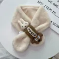 Detalle en primer plano de bufanda de invierno de felpa para niños con conejito y perrito. - Cuello Perro Conejo-Beige